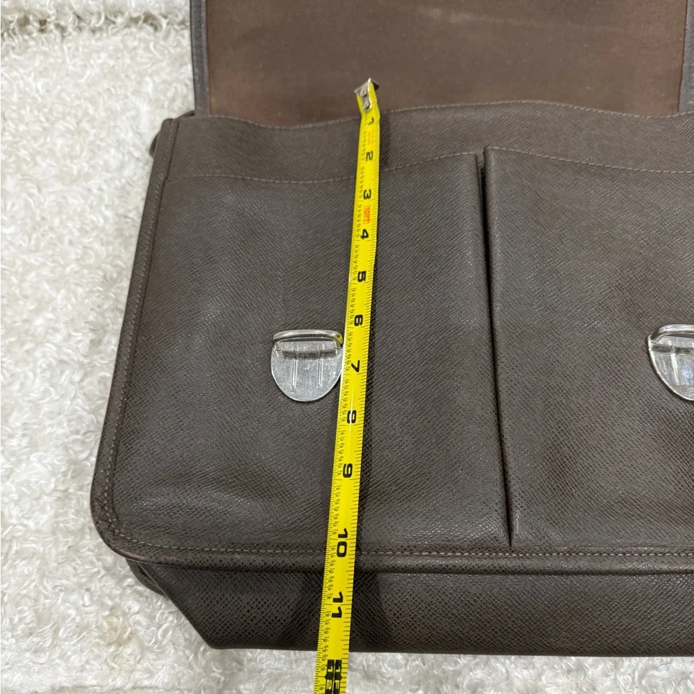 Louis Vuitton Taiga Messenger Bag